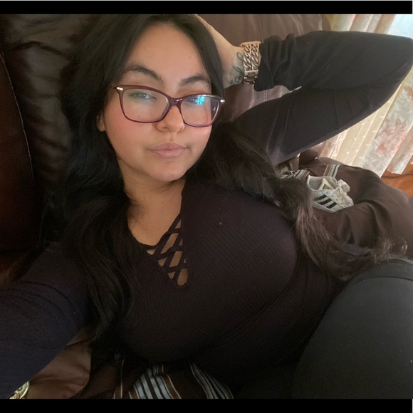 Poshmark profile picture for @gaby1010